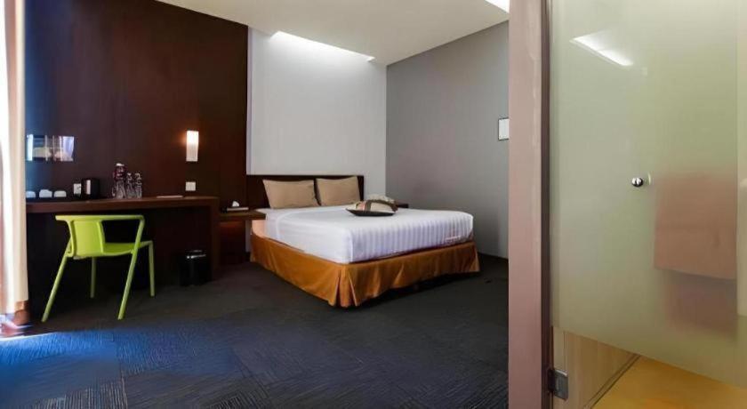 Plan B Hotel Padang  Exterior foto